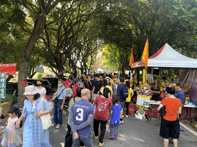 彰化县溪湖镇东螺溪旁种有台湾栾树，每年花期都会出现秋季限定的黄金雨美景，儘管面临树瘟挑战，但「东螺溪恋恋栾树节」仍吸引大批民眾朝圣。（湖埔社大提供／吴建辉彰化传真）