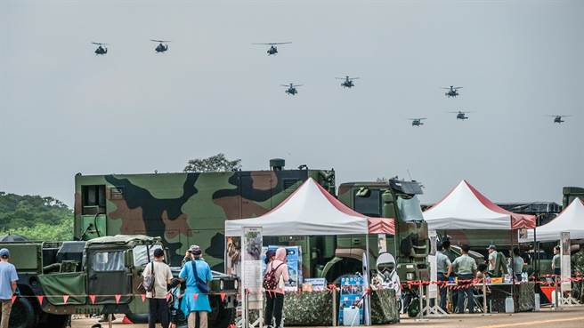 新竹湖口营区举办「国防知性之旅」活动，阿帕契直升战展演现高潮。（罗浚滨摄）