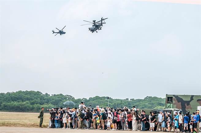 新竹湖口营区举办「国防知性之旅」活动，阿帕契直升战展演现高潮。（罗浚滨摄）
