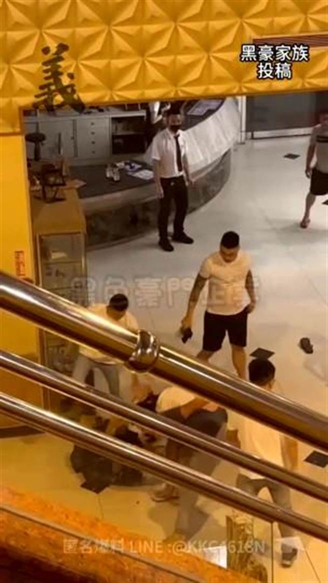 民眾在「黑色家族」社群PO出嘉义市某KTV斗殴。（民眾提供／廖素慧嘉市传真）