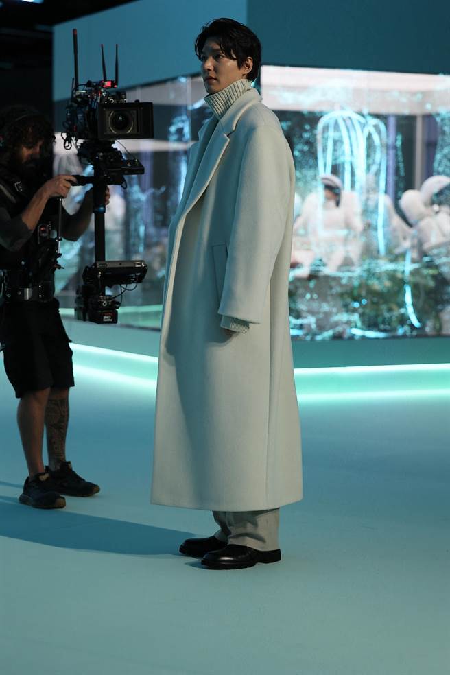 李敏镐现身于BOSS 2024春夏系列大秀，一下车便进行粉丝服务，体现宠粉无极限五字。(CFP) 