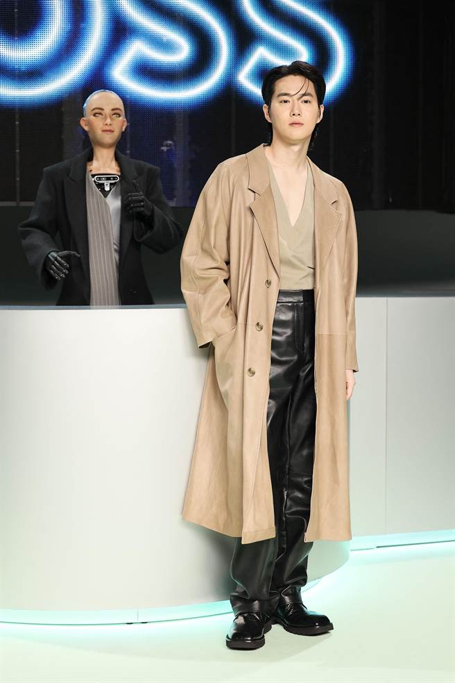 EXO SUHO进场后便被秀内的高科技、乌托邦式的秀场装置吸引。(CFP)