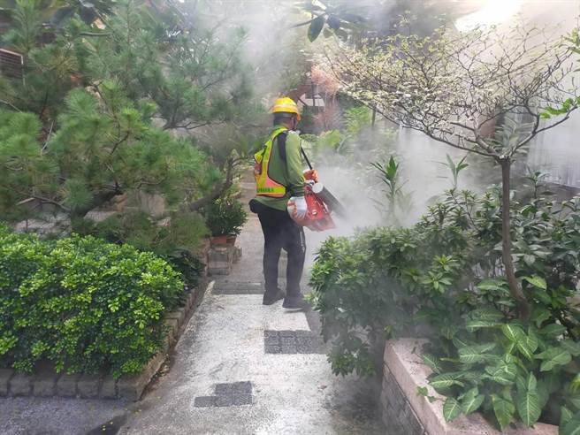 台中市卫生局针对登革热确诊病例住家、工作地的环境都会展开喷药防治。（台中市政府提供／冯惠宜台中传真）