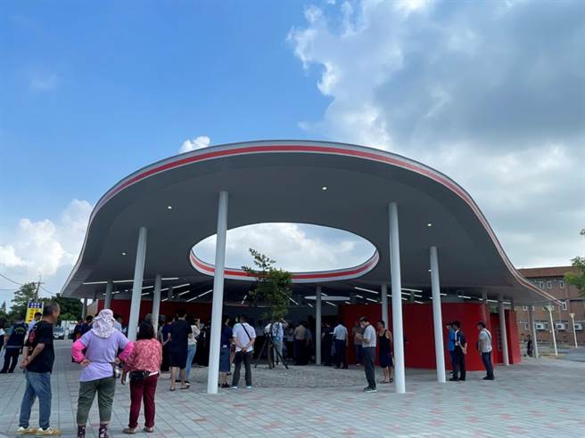 云林县台西乡造价千万元公共厕所启用，民眾认为外观像坐式马桶。（张朝欣摄）