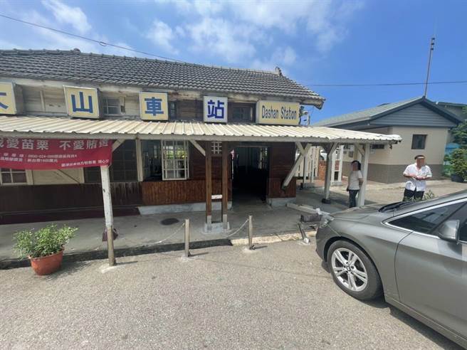 老翁车辆撞断火车站柱子。（民眾提供／李京升苗栗传真）
