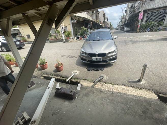 老翁车辆滑行数十公尺最后撞进火车站。（民眾提供／李京升苗栗传真）