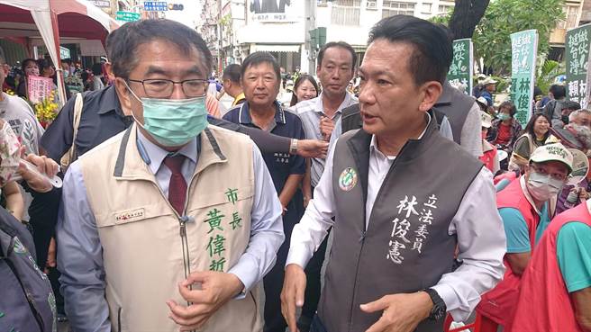 林俊宪（右）成立后援会，台南市长黄伟哲（左）陪同进场。（程炳璋摄）