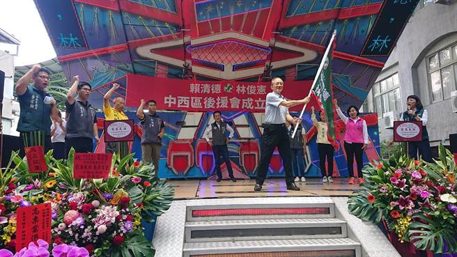 天坛副董事长卓永崇拿过战旗，担任林俊宪中西区后援会长。（程炳璋摄）