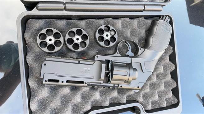 林姓男子从网路上购买的镇暴枪。（读者提供／洪荣志台南传真）