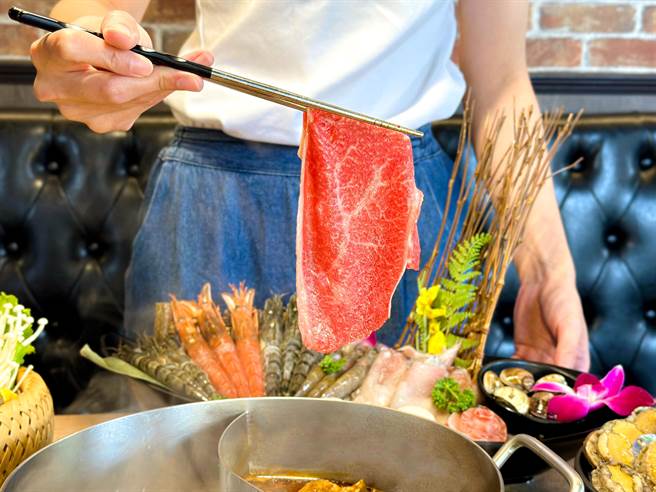 日本F1国产和牛柔嫩细致的油花分布均匀，脂肉比例恰当，不会因油脂过多而生腻。(马辣国际餐饮集团提供)