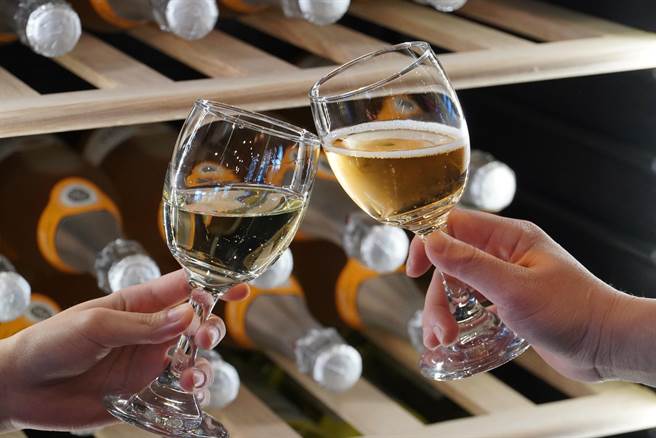 「新马辣Plus＋」自助吧品项丰富，提供多款欧洲进口餐酒无限畅饮。(马辣国际餐饮集团提供) ★《中时新闻网》关心您：饮酒过量，有碍健康。酒后不开车，安全有保障！