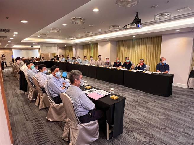 高市环保局进厂查核辅导。（环保局提供）