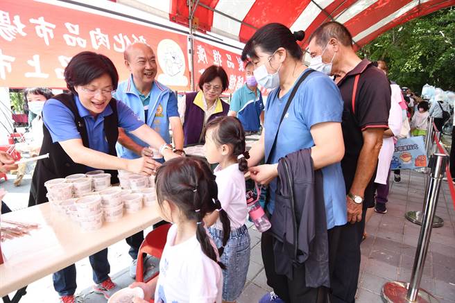 县长王惠美在现场发放彰化优质健康猪肉美食，吸引许多大小朋友排队领取。（彰化县政府提供／吴建辉彰化传真）