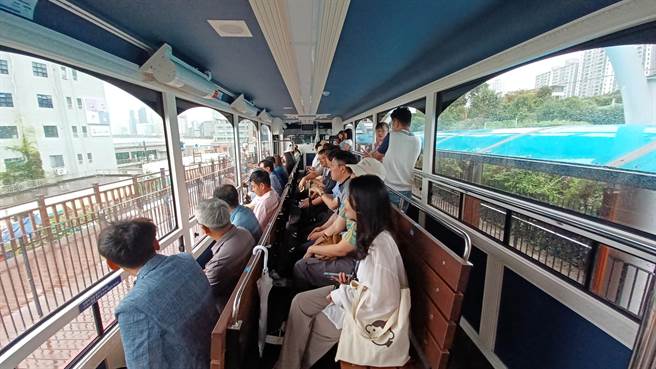 海雲台藍線公園海岸列車又稱為海濱小火車，是行走於陸地的電車型列車，車廂內的座位直接面海。(陳韻萍攝)