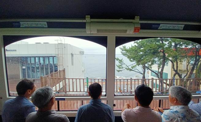 海濱小火車在25分鐘的行駛時間內可欣賞東釜山的海岸風光，適合多人搭乘。(陳韻萍攝)
