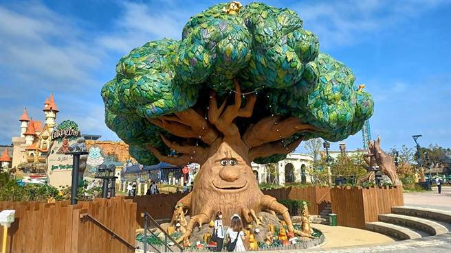 「釜山樂天世界冒險樂園」會說話的大樹爺爺，是園區內必拍的景點之一。(陳韻萍攝)