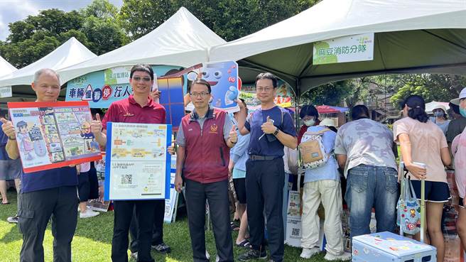 麻豆柚丰购物节今天在总爷艺文中心登场，台南市政府消防局第二大队麻豆分队到场设摊宣导防火。（张毓翎摄）