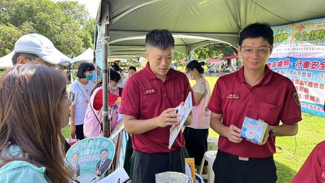 麻豆消防分队藉由有奖徵答、赠送宣导品的方式，与民眾互动热烈。（张毓翎摄）