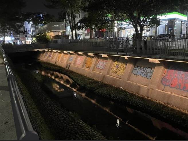 台中市西屯区至善路内新庄仔溪排水沟旁堤防，墙面上23日出现大量涂鸦。(摘自脸书「爆料公社」)