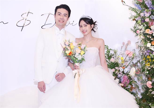 賴冠儒（左）跟簡廷芮今舉辦婚禮，兩人露出幸福笑容。（陳俊吉攝）
