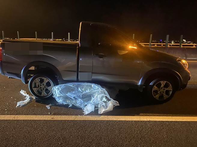 掉落的弹簧床整个卡在皮卡车的车底。 （第九公路警察大队提供／吴佩蓉宜兰传真）