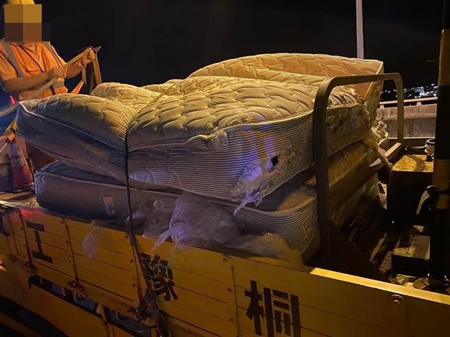 3张弹簧床掉落在国道5号外车车道上。（第九公路警察大队提供／吴佩蓉宜兰传真）