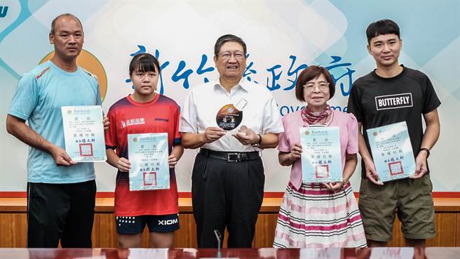 竹县自强国中小将陈祈韵（左二）全国青少年桌球菁英赛夺冠，县长杨文科（中）颁奖表扬陈祈韵、校长及教练。（罗浚滨摄）