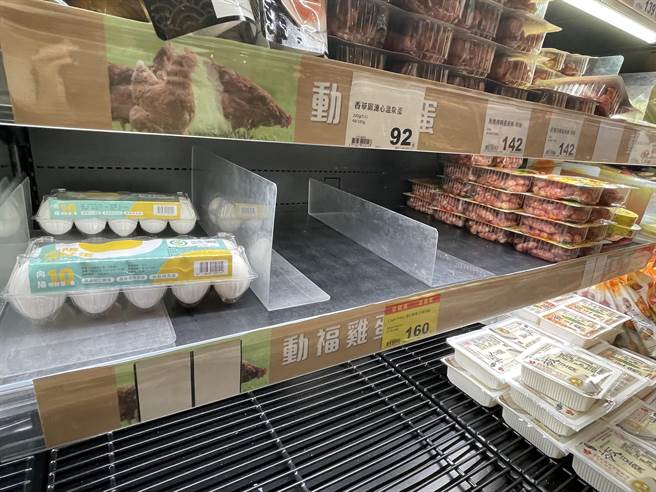 台北市部分地区连锁超市今日中午时段架上蛋品，上百元人道鸡蛋已卖完。（蔡佩珈摄）