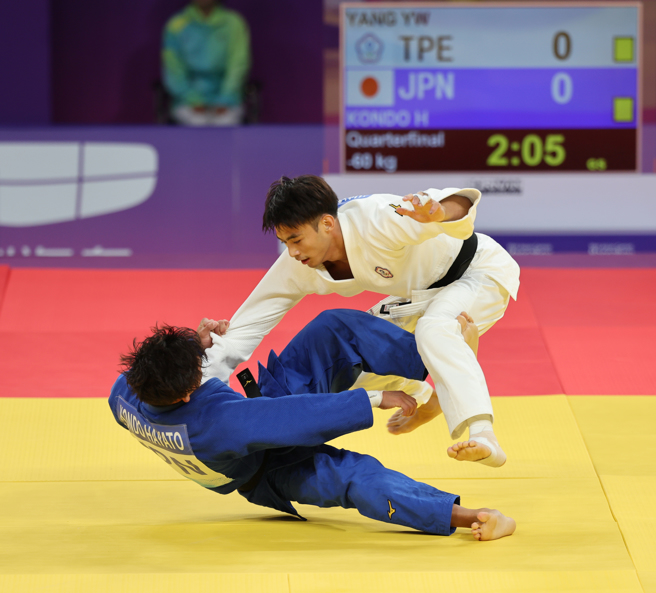 楊勇緯（上）在杭州亞運柔道男子60公斤級8強賽擊敗日本勁敵近藤隼斗。（中華奧會提供）