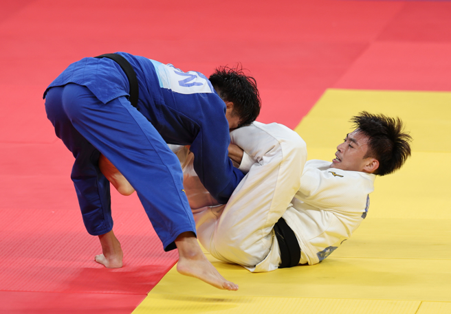 楊勇緯（右）在杭州亞運柔道男子60公斤級8強賽擊敗日本勁敵近藤隼斗。（中華奧會提供）