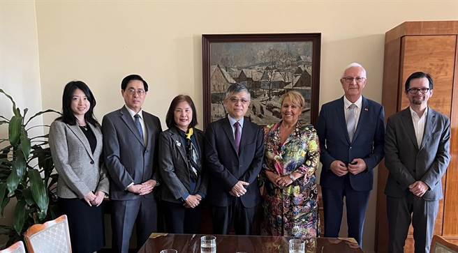 教育部次长刘孟奇（左四）拜会捷克参议院副院长德拉霍斯，并与捷克教育部总司长维多娃进行官方会谈。（教育部提供／林志成台北传真）