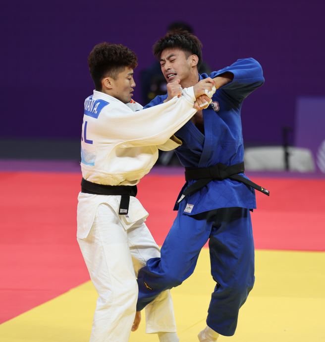杨勇纬（右）在杭州亚运柔道男子60公斤级闯进决赛。（中华奥会提供）