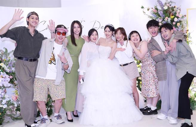 《我的少女时代》成员合体现身简廷芮（中）婚礼。（陈俊吉摄）