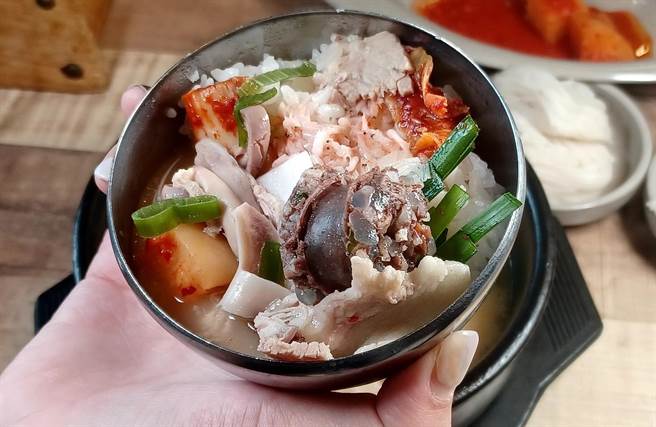 猪肉汤饭可根据个人口味喜好加入虾酱、凉拌韭菜、萝卜辛奇等一起食用，藉此丰富汤饭层次。(陈韵萍摄)