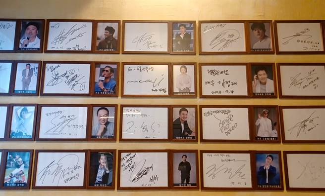 「密阳猪肉汤饭专卖店」有不少艺人都是座上宾，店内可看到许多名人的签名板。 (陈韵萍摄)