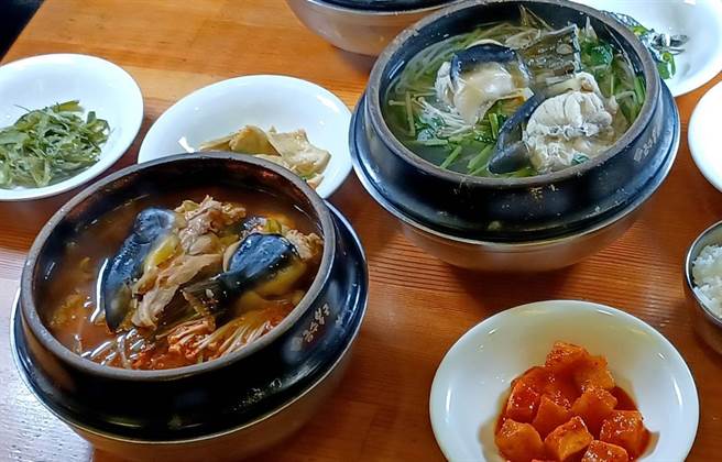 「锦绣河豚汤」贩卖2种口味的河豚汤，清汤搭配水芹、黄豆芽、萝卜等，另一种是韩国香辣口味的辣河豚汤。(陈韵萍摄)