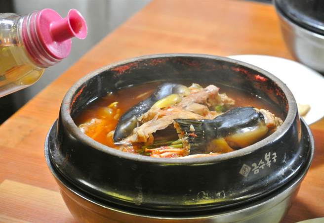 河豚煮汤最可以吃出鱼肉的鲜美与Q弹，「锦绣河豚汤」每碗河豚汤的鱼肉份量不少，单吃就饱足。(陈韵萍摄)