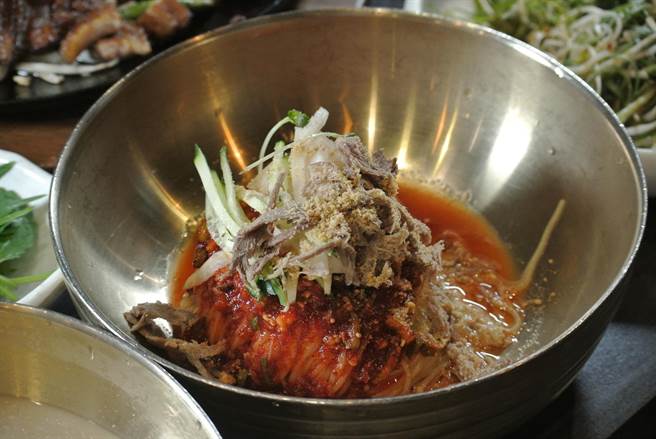 小麦冷麵是用小麦制麵粉制作而成，是釜山特有的平民美食，源起于韩战。(陈韵萍摄)