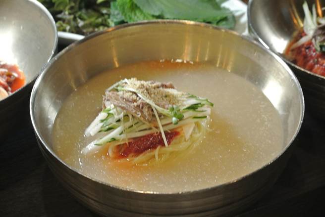 水冷麵泡在有水梨、小黄瓜、辛奇的大骨肉汤，看似清爽，「食」则滋味浓郁，汤头浓淡适中，开胃解腻。(陈韵萍摄)