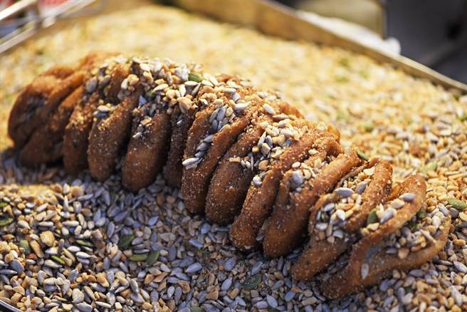 「你还没吃过的韩国美食100选」线上票选活动，釜山代表美食就占了3个名次，台湾人熟悉的「坚果黑糖饼」，拿下第2名。(韩国观光公社提供)