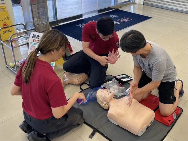 桃园市消防局第一大队三民分队今天办理快闪救护宣导，希望提高市民对心臟健康的关注。（翻摄照片）