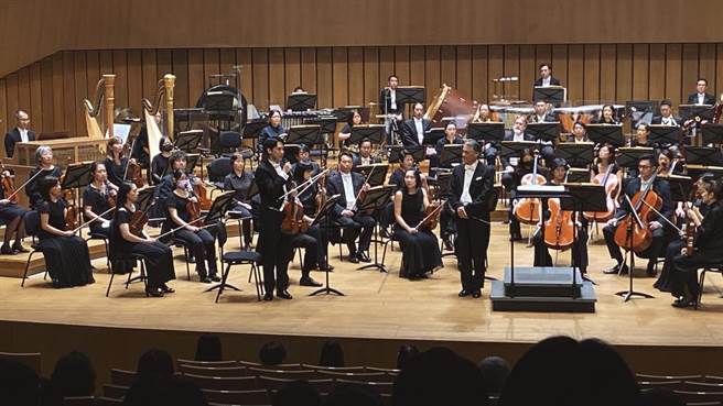 国家交响乐团23晚间到高雄演出，在上半场演出时新增一首萧泰然的《福尔摩沙的天使》，以音乐抚慰屏东工厂大火的伤亡者。（国家交响乐团提供／李欣恬台北传真）