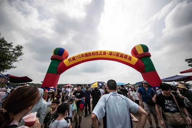 民眾大量涌入营区开放活动，截至中午，已超过70000人次。军闻社提供。