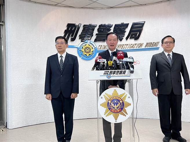 刑事局副局长邱绍洲（左起）、局长周幼伟、侦查科科长邝庆泰。（刑事局提供）