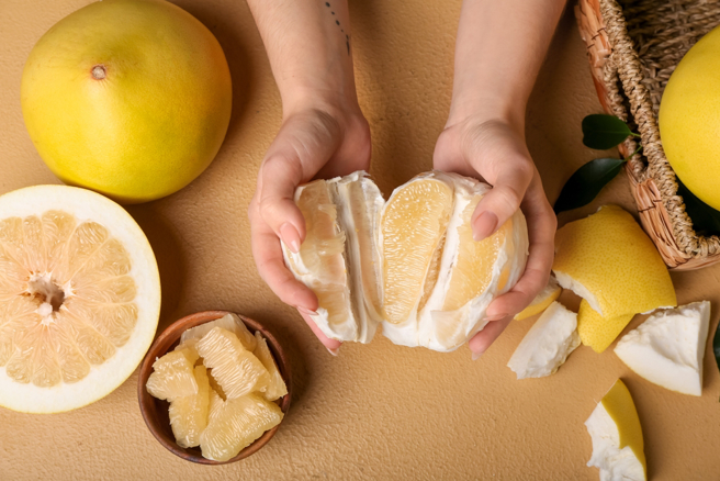 營養師彭逸珊分享3款常見柚子的熱量及營養成分比較，包含文旦、白柚和西施蜜柚。（示意圖／Shutterstock）