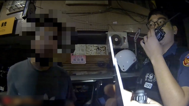 小客车大灯破损被拦查，驾驶异常紧张，芦洲警活逮诈团车手。（警方提供）