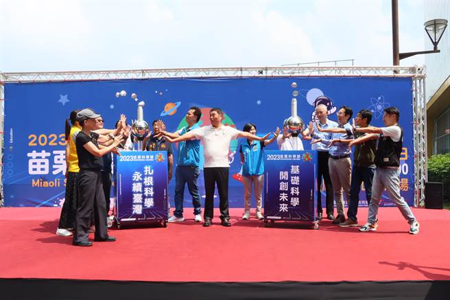 縣長鍾東錦等人透過「范氏起電器」的靜電功能，集體「發功」將小蓋子持續往上。（苗栗縣政府提供／李京昇苗栗傳真）