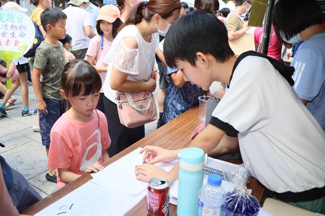 親子在科學攤位體驗。（苗栗縣政府提供／李京昇苗栗傳真）