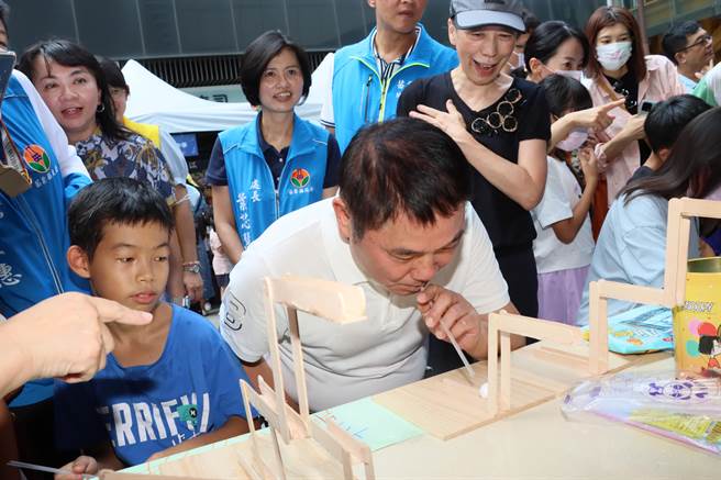 縣長鍾東錦體驗科學攤位。（苗栗縣政府提供／李京昇苗栗傳真）