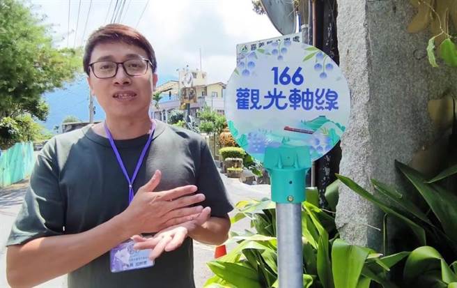 邱诗富提到游客可以循着「166观光轴线」的紫色路牌，沿途赏景。（廖素慧摄）